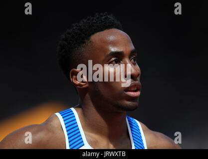 La société britannique David Omoregie dans l'épreuve du 110 m haies une chaleur au cours de la troisième journée du Championnat du Monde de l'IAAF de 2017 à la London Stadium. Banque D'Images