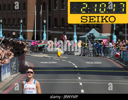 La société britannique Callum Hawkins termine quatrième place dans l'épreuve du marathon au cours de la troisième journée des Championnats du monde IAAF 2017 à la London Stadium. Banque D'Images