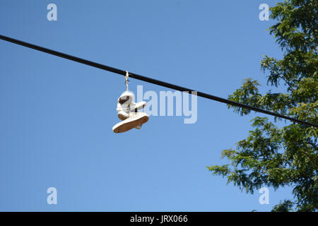 Chaussures suspendu à un fil Banque D'Images
