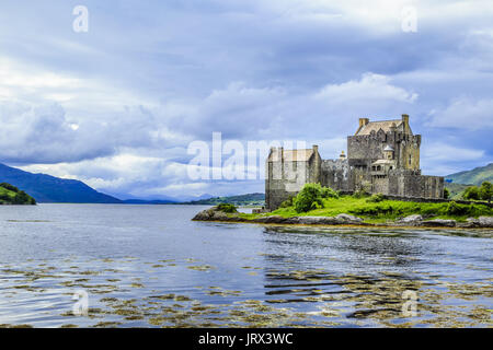 Le Château d'Eilean Donan se dresse sur une petite île à marée où trois lochs de mer rencontrez - Loch Duich, Le Loch Long et du Loch Alsh. Banque D'Images