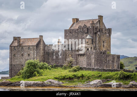 Le Château d'Eilean Donan se dresse sur une petite île à marée où trois lochs de mer rencontrez - Loch Duich, Le Loch Long et du Loch Alsh. Banque D'Images