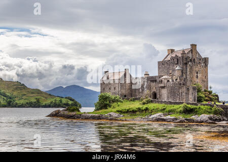 Le Château d'Eilean Donan se dresse sur une petite île à marée où trois lochs de mer rencontrez - Loch Duich, Le Loch Long et du Loch Alsh. Banque D'Images