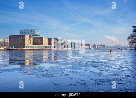 Berlin - La glace floting de glace sur la rivière Spree et les bâtiments modernes sur la rivière. Banque D'Images