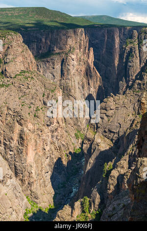 L'intérieur du paysage vertical parc national Black Canyon of the Gunnison montrant la rivière Gunnison, falaises et la profondeur du canyon, Colorado, USA. Banque D'Images