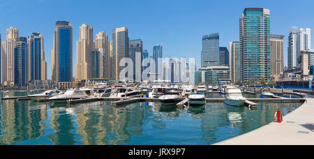 Dubaï - la promenade du port de plaisance et les yachts. Banque D'Images