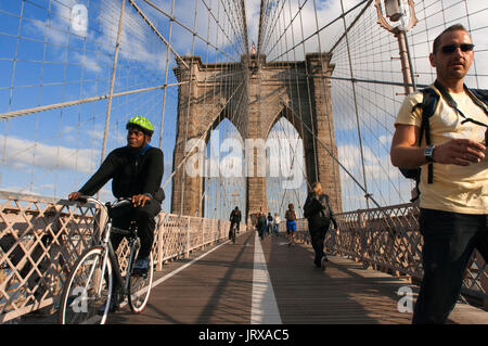 En vélo le pont de Brooklyn, New york city Etats-Unis d'Amérique du Nord. pont de Brooklyn, Manhattan, New York, USA. Banque D'Images