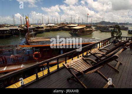 Jonque Chinoise, la baie d'Halong excursion en bateau de tourisme, Vietnam. junk, bateau naviguant entre les montagnes de calcaire karstique dans le parc national de Cat Ba, ha long,la baie d'Halong, Banque D'Images