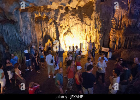 Hang sung sot, grotte de surprises, grotte de stalactites dans la baie d'Halong, Vietnam, Asie du sud-est. hang sung sot ou surprise - Grotte de l'île de bo hon - halong ba Banque D'Images