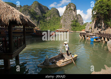 Des navires dans la baie d'Halong près de hang la caverne sung sot. un grimpeur de points dans les falaises calcaires de la baie d'Halong, Vietnam jonques à Halong Bay. au Viet Nam Banque D'Images