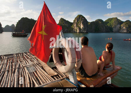 Couple romantique à l'intérieur d'une jonque chinoise, la baie d'Halong excursion en bateau de tourisme, Vietnam. junk, bateau naviguant entre les montagnes de calcaire karstique à cat ba national p Banque D'Images