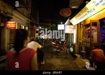 Les gens visiter les bars et les restaurants de vieux quartier de Hanoi au Vietnam. Banque D'Images