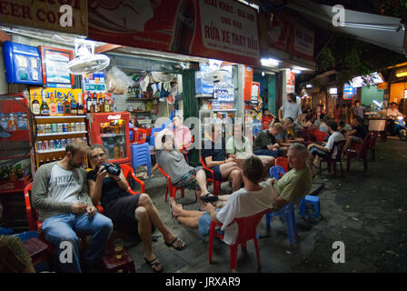 Les touristes pour profiter de la vie nocturne et de la bière locale au bia hoi beer bars dans le vieux quartier de Hanoi, Vietnam Banque D'Images