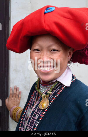 Portrait d'une vieille femme hmong dao rouge à SAPA, Vietnam. lao Cai province, le nord du Vietnam Banque D'Images