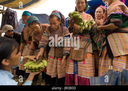 Bac ha marché. flower hmong en costume traditionnel au marché hebdomadaire, SAPA, Vietnam. Les jeunes femmes de la minorité ethnique hmong fleurs à th Banque D'Images