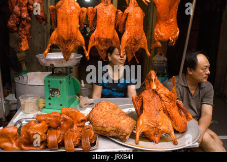 Canard rôti à la vente sur le marché à Hanoi, Vietnam Banque D'Images