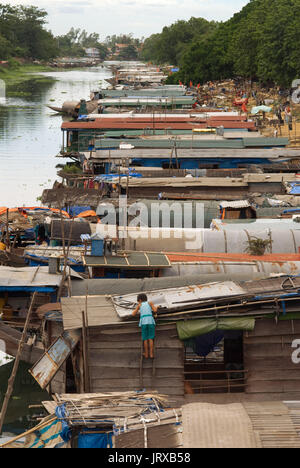 Huê pauvres vivent en colonies Sampans situé sur les rives d'un canal menant à la rivière des Parfums, Vietnam Banque D'Images