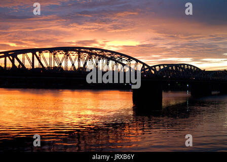 Allumé Pont Trang Tien sur la rivière des Parfums, Hue, Vietnam. Bridge lit up at Dusk, Pont Trang Tien, la rivière des Parfums, Hue, Vietnam. Banque D'Images