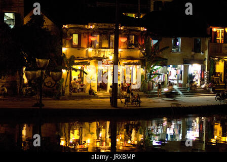 Hoi Riverside la nuit. Vieille ville de Hoi An à Hoi An.. nuit Hoi an old quarter. Vue sur la rivière Thu Bon sur la magnifique promenade le long de la rivière Bach Dang w Banque D'Images