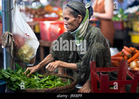 Vendeur de légumes, portrait du marché de Hoi An, au Vietnam, en Indochine, en Asie du sud-est, l'Asie Banque D'Images