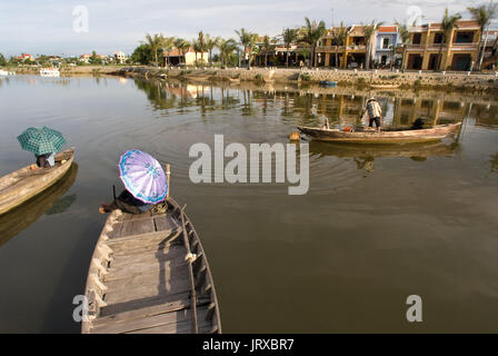 Bateaux de pêche sur la chanson la rivière thu bon, Hoi an, Vietnam, Southeast Asia. Banque D'Images