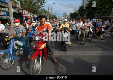 Des centaines d'automobilistes sont en attente d'un feu de circulation passe au vert sur une rue à Ho Chi Minh Ville, Saigon, Vietnam. Les motos à une jonction occupé dans Banque D'Images