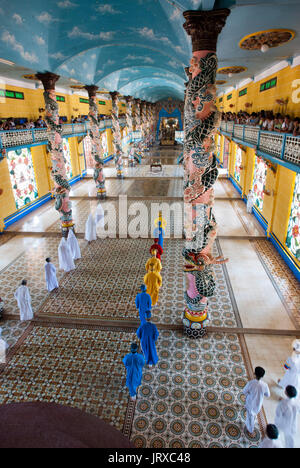 Fidèles à la prière de midi dans le temple de Cao Dai, Tay Ninh, Vietnam, Asie Banque D'Images