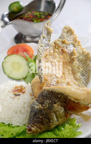 Gurame Goreng, frit, Gourami Indonesian Food Servir avec du riz et le sambal, pâte de piment Banque D'Images