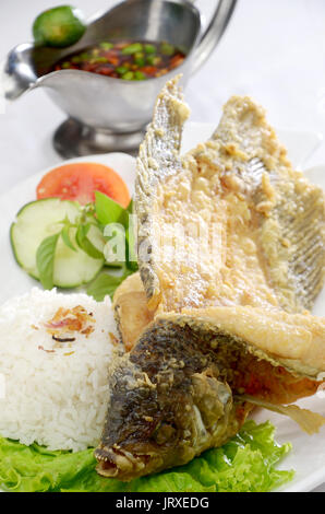 Gurame Goreng, frit, Gourami Indonesian Food Servir avec du riz et le sambal, pâte de piment Banque D'Images
