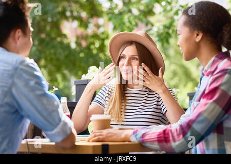 Jeunes amis au déjeuner dans le café Banque D'Images