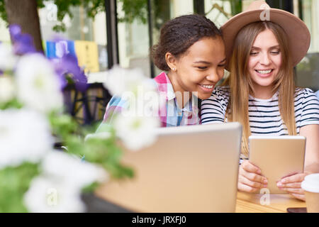 De belles jeunes filles à l'aide de tablet in Cafe Banque D'Images