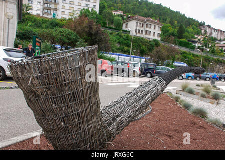 Une sculpture géante d'une vannerie à tuyaux tuyau symbolise ainsi la tradition à Saint-Claude, Franche-Comté, Jura, France : Banque D'Images