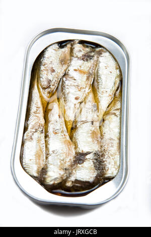 Sardines en conserve dans de l'huile végétale ouvrir isolé sur fond blanc Banque D'Images