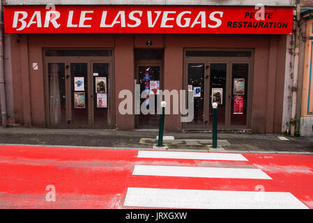 Vue d'un 'Las Veags inattendues' bar dans le centre-ville, à Saint-Claude, Franche-Comté, Jura, France : Banque D'Images