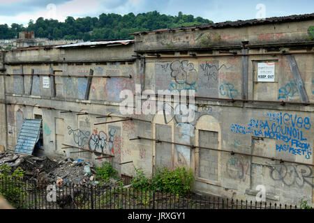 Maisons saccagées, l'abandon de graffitis à la fin de la ligne Hampton dans le centre de la ville de Bath, Royaume-Uni, avec une passerelle traversant le principal Londres Banque D'Images