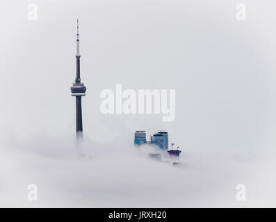 Tour du CN à Toronto, Ontario, Canada, au-dessus de nuages Banque D'Images