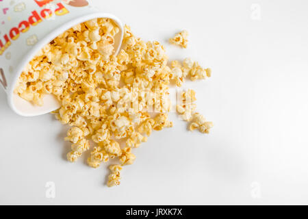 Vue de dessus de popcorn dans un fort isolé sur blanc Banque D'Images