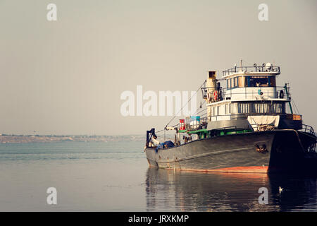 Grand bateau de traitement du poisson dans le quai d'eau profonde. Photo. Banque D'Images