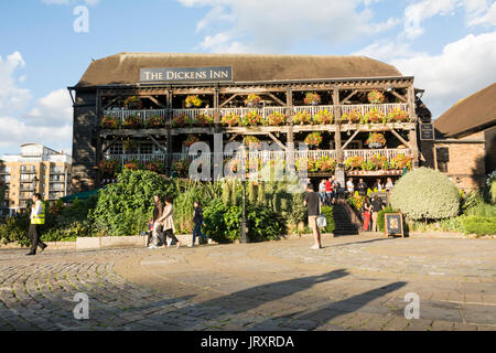 Le monde célèbre Dickens Inn sur St Katharine's Way, Wapping, London E1, UK Banque D'Images