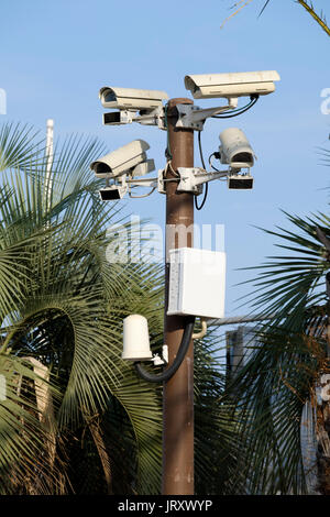 Un groupe de caméras CCTV monté sur un poteau de surveillance et d'aider à maintenir la vigilance de la sécurité en surveillant l'espace public occupé de Cannes, France. Banque D'Images