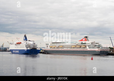 Ferry DFDS Seaways King passe Fred Olsen cruise ship Balmoral amarré au port de North Shields, Tyne, England, UK Banque D'Images