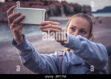 Woman traveler rendant mobile selfies photo sur smart phone pendant les voyages vacances à plage pour la mise en réseau des médias sociaux Banque D'Images