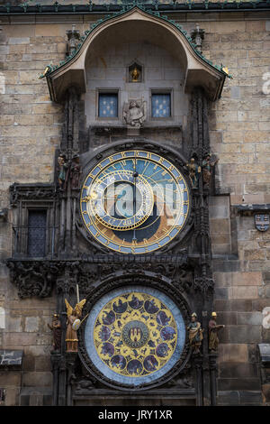 L'horloge astronomique de Prague médiéval monté sur le mur de l'Ancien hôtel de ville sur la place de la Vieille Ville à Prague, en République tchèque. Banque D'Images