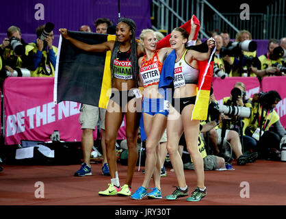 Belgique's Nafissatou Thiam (à gauche) célèbre l'or, l'Allemagne, Carolin Schafer (à droite) célèbre gagner de l'argent et de l'italia Anouk Vetter (centre) célèbre remportant la médaille de bronze à l'heptathlon femmes lors de la troisième journée du Championnat du Monde de l'IAAF de 2017 à la London Stadium. Banque D'Images