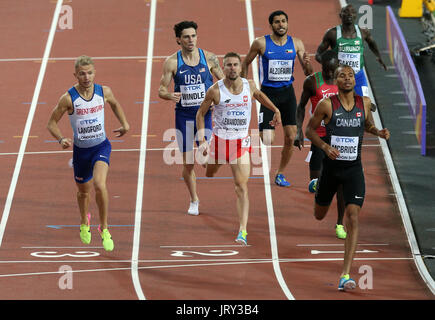 Great Britain's Kyle Langford (gauche) termine deuxième dans la chaleur du 800 m hommes 2 pendant la troisième journée du Championnat du Monde de l'IAAF de 2017 à la London Stadium. Banque D'Images