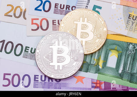Les bitcoins d'or et d'argent sur le dollar US et l'euro. Le mo Banque D'Images