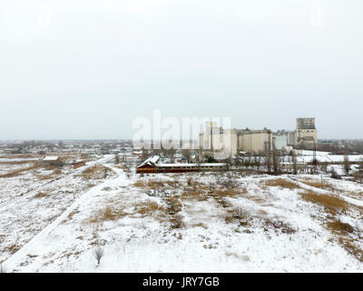 Saupoudrée de l'élévateur de grains de neige. Vue d'hiver de l'ascenseur. Vue d'hiver à partir de la vue plongeante sur le village. Les rues sont couvrir Banque D'Images