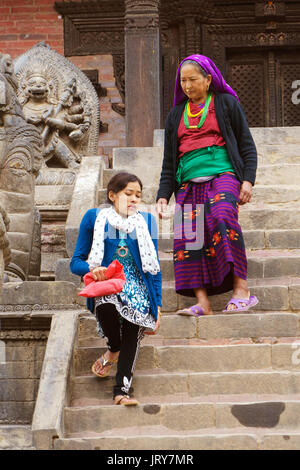 Deux femmes à descendre les escaliers du temple de Nyatapola, Durbar Square Bhaktapur. Banque D'Images