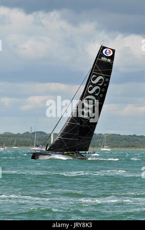 Yachts dans e Fastnet Race Course de voile dans le Solent après le début à Cowes Île de Wight dans des conditions équitables à voiles au vent Banque D'Images