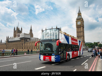 Avec Bus Grande-bretagne drapeau sur le pont de Westminster, le Palais de Westminster, le Parlement avec Big Ben, Westminster Banque D'Images