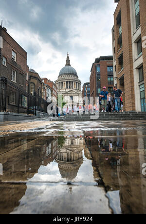 La Cathédrale St Paul, la Cathédrale St Paul reflète dans flaque, Londres, Angleterre, Royaume-Uni Banque D'Images